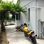 Met & Kas Corner Spacious House With Countryard شقة فولوس