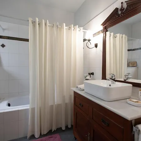 Met & Kas Corner Spacious House With Countryard *